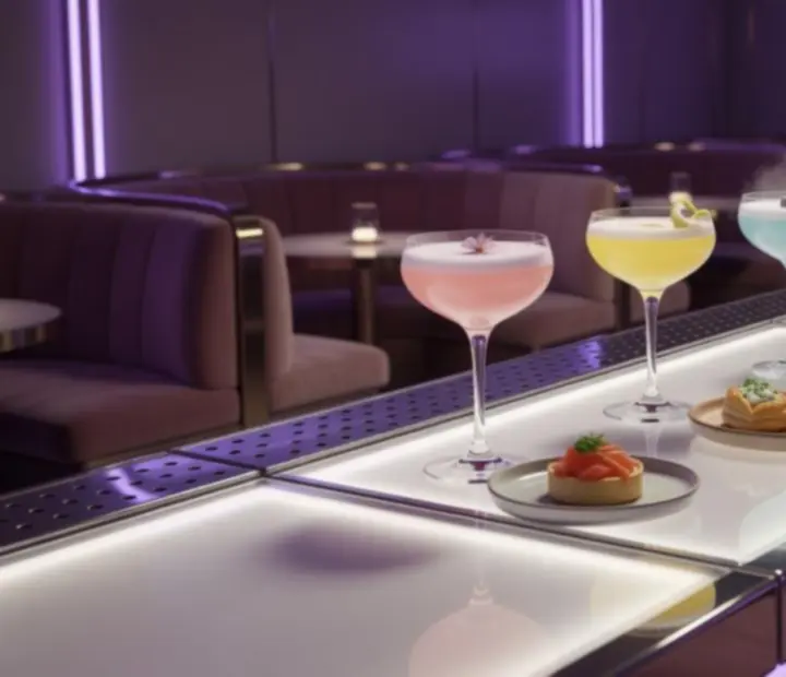 Barevné koktejly a večerní menu v pastelových barvách v restauraci Wonderstar s. r. o.
